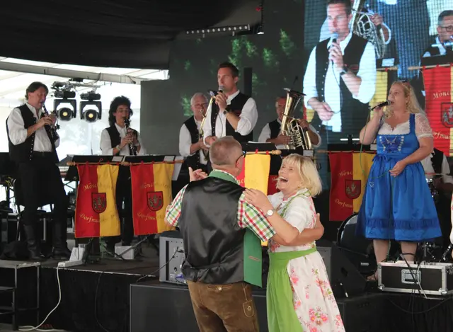 Die Mönchhofer Dorfmusikanten sorgten für ausgelassene Stimmung.  | Foto: Sophie Mantler