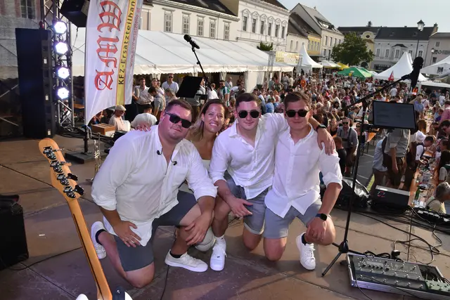Die "Project Band" mit Christoph Rapp, Klara Gabler, Max Sommer und Nikolaus Sommer brachte Stimmung auf den Hauptplatz | Foto: Reitner/MeinBezirk