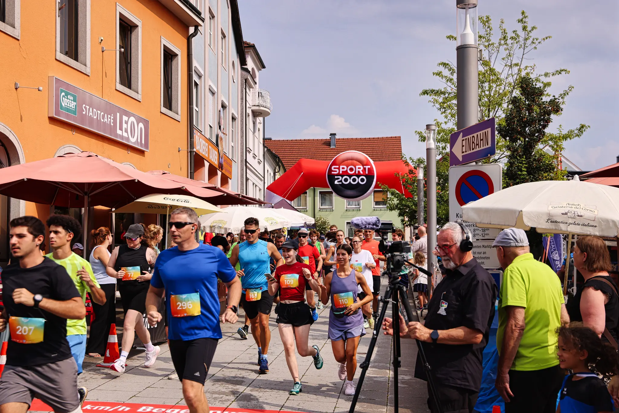 Hitzeschlacht-und-tolle-Stimmung-bei-Laufspektakel