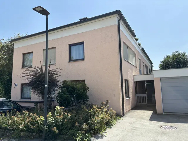 In diesem Haus leben die sieben von Obdachlosigkeit betroffenen Menschen und haben hier einen Ort, um sich wieder zu stabilisieren und nach vorne zu schauen, mit Unterstützung des Ehepaars Heis. | Foto: Schrofner