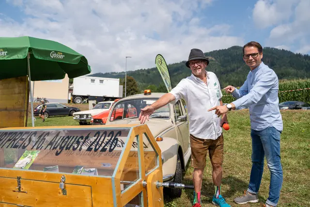 Organisator Franz Wurm warf zusammen mit dem Kapfenberger Bürgermeister Matthäus Bachnernegg die Lostrommel an.  | Foto: Ekatarina Paller