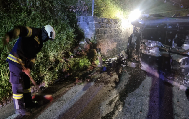Beim Unfall in der Salzburger Straße kam ein Fahrzeug auf der Seite zu liegen. | Foto: FF Bad Ischl/Christian Wacek