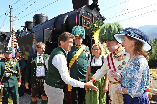 Der Kaiserzug mit seinen prominenten Fahrgästen bei der Ankunft in Bad Ischl. | Foto: Hörmandinger