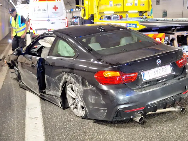 Schwerer PKW-Unfall im Amraser Tunnel in Innsbruck: Ein 19-jähriger Lenker verlor die Kontrolle über sein Fahrzeug, beide Insassen wurden verletzt.  | Foto: Rotes Kreuz Innsbruck