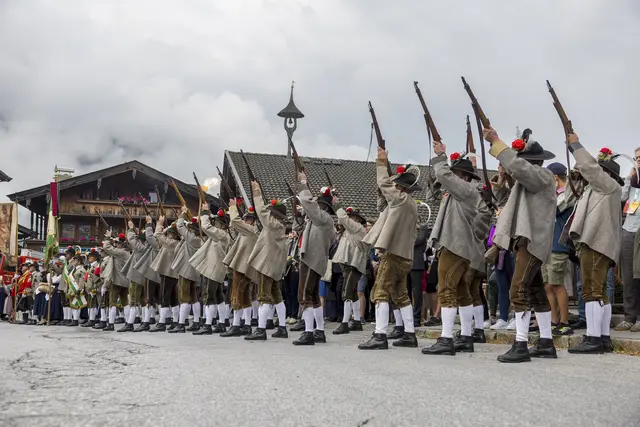 Der traditionelle Landesübliche Empfang am Kirchplatz in Alpbach mit der Musikkapelle und den Schützen Alpbach sowie den Traditionsvereinen. | Foto: © Land Tirol/Sedlak