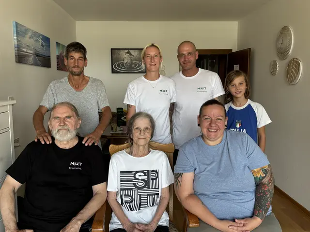 Sieben armutsgefährdete Personen leben aktuell im "Haus LebensMUT" im Salzburger Stadtteil Itzling. Unter ihnen Herbst (1.v.l. stehend), Sepp und seine Frau Lisi Hinterseer sowie Andrea Podesser (alle sitzend). Das Ehepaar Melanie und Markus Heis (weiße Shirts, stehend) sind vom Verein "MUT", der das Haus angemietet hat und unterstützen die BewohnerInnen. Mit auf dem Bild auch Juri, Sohn der Pressesprecherin des Vereins. | Foto: Schrofner