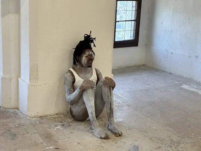 Ein Teilnehmer des Performance-Kurses von Ofri Cnaani bereitet sich auf seine Performance im Rahmen der Open Studios vor. | Foto: Schrofner