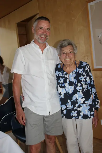 Heimleiter Hans Schermer stellte sich an seinem letzten Arbeitstag als lustiger Gratulant für Zenzi Mark ein. | Foto: Jordan