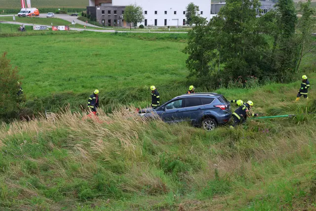Auto in Neukirchen bei Lambach von Straße abgekommen und im Bachbett gelandet. | Foto: laumat.at/Matthias Lauber