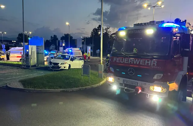 Frühmorgendlicher Einsatz der FF Voitsaberg. Ein Fahrzeug prallte gegen ein Verkehrszeichen. | Foto: FF Voitsberg