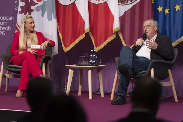 Höhepunkt des Summits war ein Interview mit dem ehemaligen Präsidenten der Europäischen Kommission Jean Claude Juncker. | Foto: © Land Tirol/Sedlak