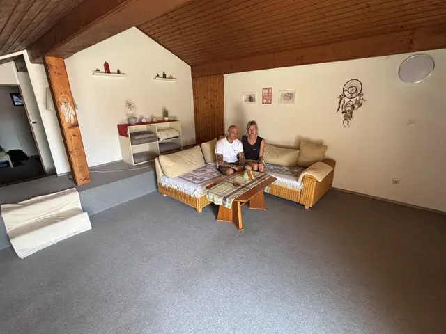 Im oberen Stockwerk gibt es einen Gemeinschaftsraum, in dem sich die BewohnerInnen häufig treffen. Am Bild Markus Heis mit Katharina Zedlacher, Pressesprecherin des Vereins. | Foto: Schrofner