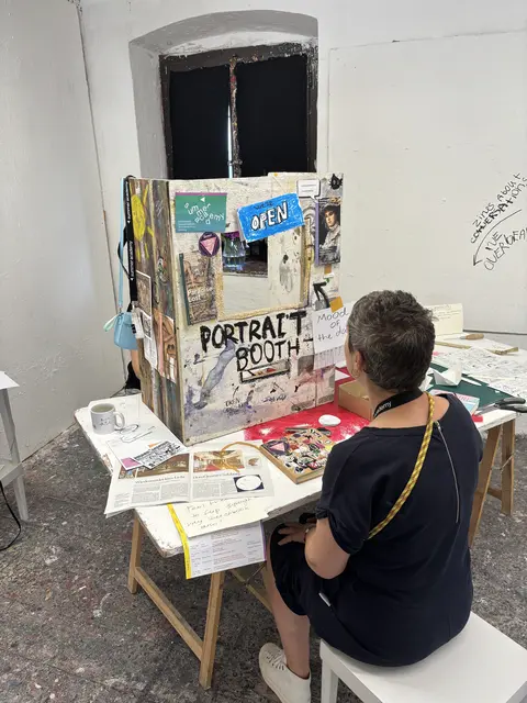 Den Comic-Kurs gab es heuer nach einer Pause von fünf, sechs Jahren wieder und er wurde sofort super angenommen. Die Klasse zeigte sich bei den Open Studios kreativ, es wurden auch Porträts direkt vor Ort angefertigt, wie hier von Martina Berger-Klingler, der interimistischen Leiterin der Int. Sommerakademie. | Foto: Schrofner