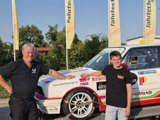 Dank der großartigen Unterstützung von Gernot Bittner (l.) konnte der 16-jährige Anton Stabler erstmals in einem Histo-Tourenwagen an den Start gehen.
 | Foto: Markus Stabler