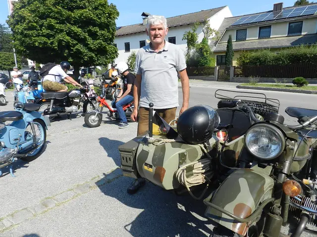 Franz Wallner bewundert das Motorrad BJ 1940