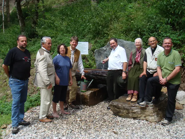 Gründungsfoto mit Hans Kernle, Herrn Prof. Krammer aus Puchberg am Schneeberg, der Lehrer von Rosalinde Tessmann, Annemarie Warl, Ilmar Tessmann, Raphael Pliemitscher, Rosalinde Tessmann, Pfarrer Johannes Pichler und Bgm. Klaus Köchl
