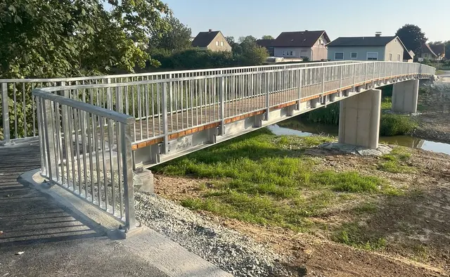 Die beiden neuen Stege aus Stahl über den Lahnbach wurden in rund drei Monaten Bauzeit errichtet. | Foto: Gemeinde Rudersdorf