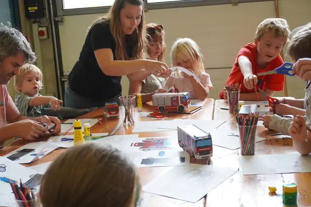 Ein Feuerwehrauto zum Mitnehmen gabs beim Kinderprogramm.  | Foto: AMG