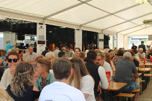 Bei Speis und Trank wurde die Blasmusik am Golser Volksfest genossen. | Foto: Sophie Mantler