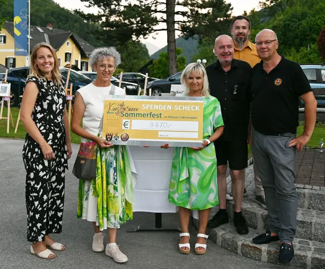 Scheckübergabe unter anderem mit der stv. Geschäftsführerin von Schön für besondere Menschen Julia Hackl, Karoline Kornek, Gertraud Mayr (von links), HOSI-GF Richard Steinmetz und Bgm. Rudi Mayr (re.) | Foto: Andrea Anderluch