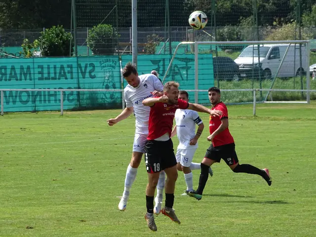 Voller Einsatz von Maria Gail - Ivan Pravdic (19) und hinten Ivan Krnjic (rot)