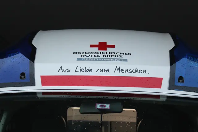Das Rote Kreuz sowie der Notarzt waren vor Ort und versorgten den verletzten 27-Jährigen. Er wurde ins UKH Linz gebracht. | Foto: BezirksRundSchau