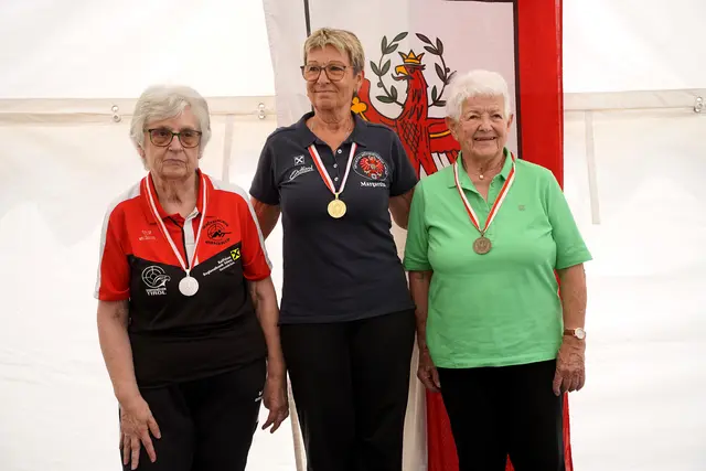 Margaritha Isep (Mitte - SG Lienz) konnte in der Wertung der Seniorinnen 3 Sitzend aufgestützt bei den Landesmeisterschaften für Kleinkalibergewehr auf 100m die Goldmedaille vor Christine Sedivy (links - SG Jenbach-Buch) und Gerda Seidel (rechts - SG Lermoos) gewinnen. | Foto: Christian Kramer / TLSB
