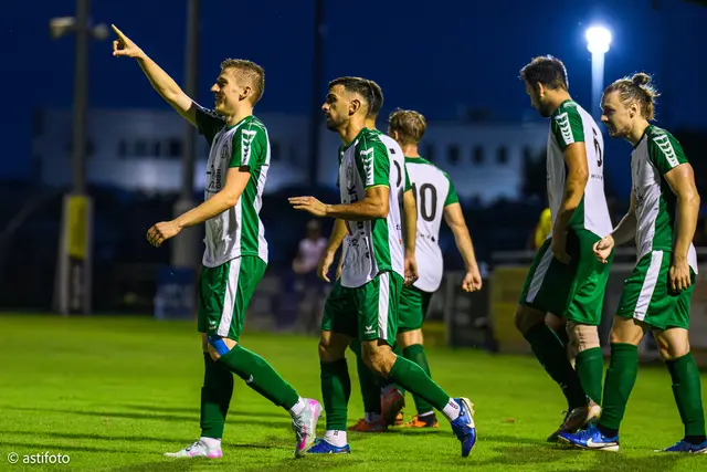 Mathias Feichtinger jubelt über sein 3. Tor für Schwertberg in der Landesliga Ost.