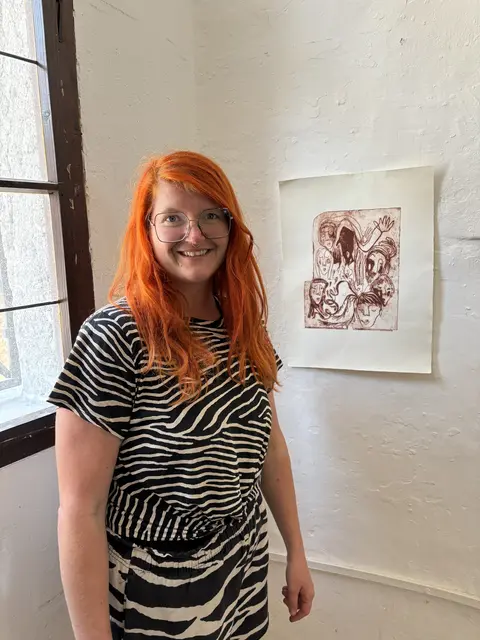 Daniela Kasperer aus Oberalm unterstützte den bulgarischen Künstler Rossen Daskalov in seinem Kurs und erklärt das Konzept dahinter: "Es ist um Offenheit gegangen und dem Experimentieren mit verschiedenen Drucktechniken, die man auch mal in einem Werk überlappen konnte. Für manche TeilnehmerInnen war das komplettes Neuland." | Foto: Schrofner