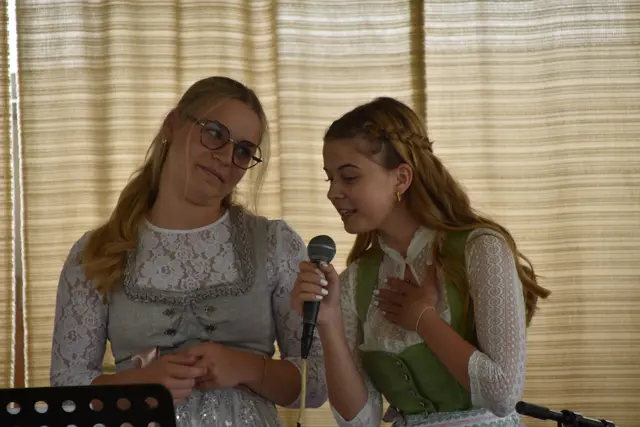"Wein und Wasser": Miriam Schneider und Anna Laczko | Foto: Michael Strini