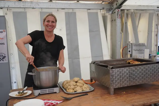 Die fleißigen Mitarbeitenden des Streetfood Festivals in Völs sorgten für hervorragende Verpflegung. Unter anderem Kaspressknödel.  | Foto: AMG