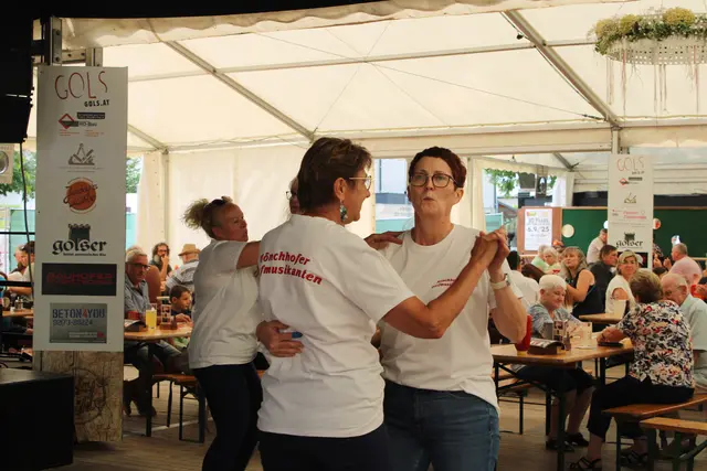 Schon am Vormittag wird im Bierzelt fleißig getanzt. | Foto: Sophie Mantler