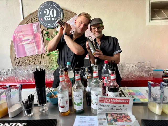 Damit die Kehlen nicht nur mit Gin gekühlt wurden, stand auch eine exklusive Cocktail- und Rum-Bar bereit, betreut von Hannes mit seinem Kollegen. | Foto: Markus Kahrer