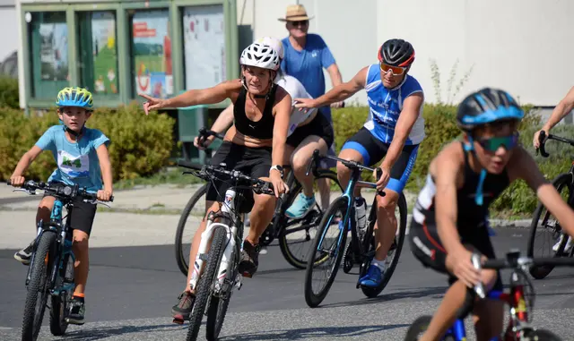 Fast 400 Teilnehmer versammelten sich bei sommerlichen Temperaturen zum 19. Jedermanntriathlon in Hartkirchen.  | Foto: Daniel Zauner