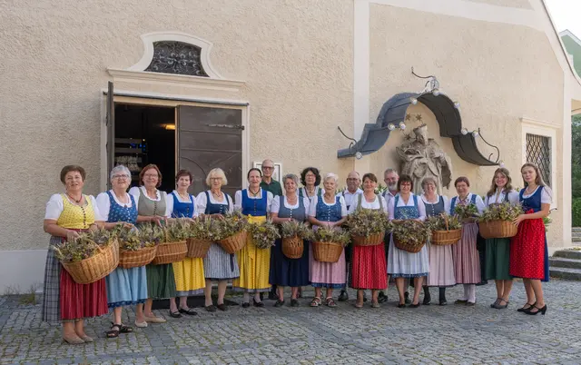 Mehr als 300 Kräuterbüscherl haben Kirchdorfer Frauen und Männer gebunden. Am Maria-Himmelfahrtstag brachten sie diese zum Gottesdienst. | Foto: Jack Haijes