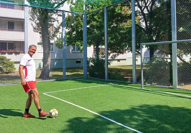 Der Ballspielkäfig in der Großfeldsiedlung wurde umfassend erneuert. Auch Bezirksvorsteher Georg Papai (SPÖ) zeigte sich überzeugt. | Foto: BV21