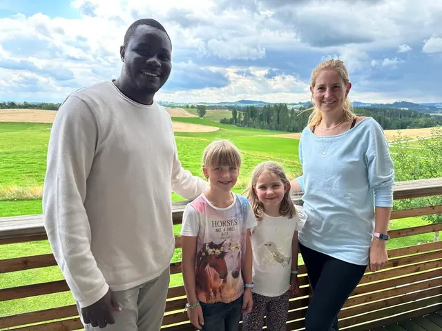 Nora und Elisa (m.) spenden regelmäßig für Kinder in Nordghana. | Foto: Verein Braveaurora