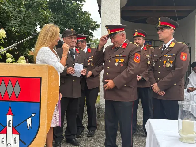 Bürgermeister Bernhard Karnthaler bekam das Ehrenzeichen verliehen. | Foto: Marktgemeinde Lanzenkirchen