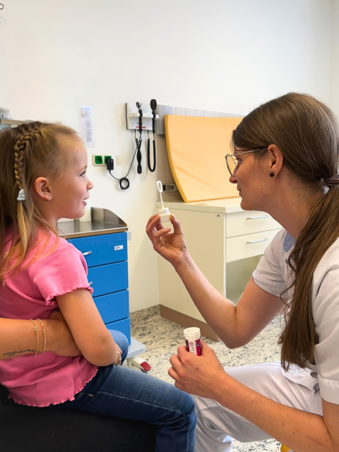 Keine Angst mit Seifenblasen – DGKPin Gerlinde Klinser mit junger Patientin.  | Foto: OÖG