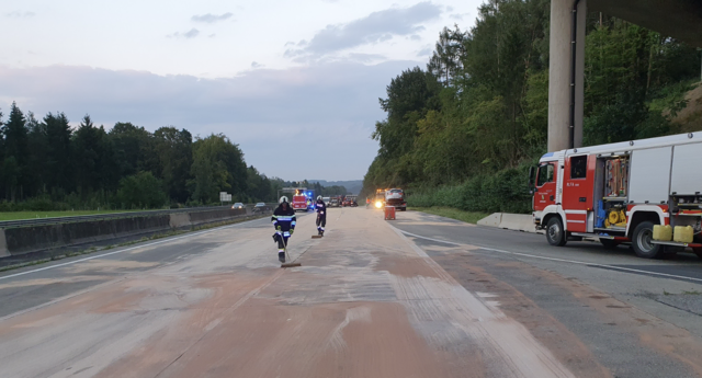Einsatzkräfte bei den Aufräumarbeiten auf der A2.  | Foto: Freiwillige Feuerwehr Ludersdorf