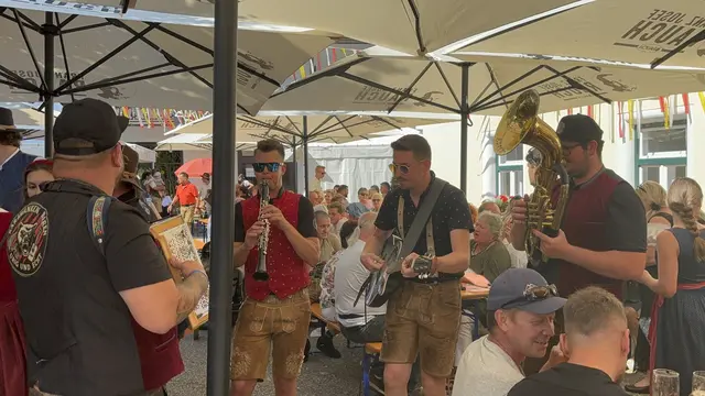 Die Karawankenbären sorgten nach dem Kufenstechen für gute Laune und tolle Stimmung | Foto: MeinBezirk.at