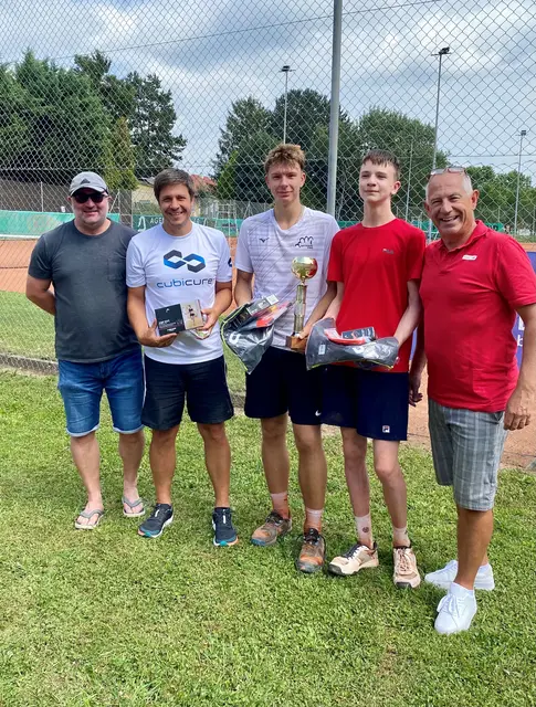 Stadtmeister Valentin Lindsbogen mit den Plazierten Markus Doktor, Christian Gorsche, Andreas Ponic und den Sportausschussvorsitzenden der Gemeinde Mattersburg Andreas Korzil  