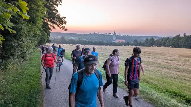 Auf 42 Kilometern folgten sie den Spuren der 42 Vorfahren Jesu, getragen von Hoffnung und Gemeinschaft. | Foto: Kopper und Litschauer