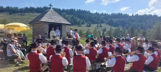Der Festakt begann mit einer Messe bei der Kapelle am Hintertrattberg. | Foto: Martina Rethmeier