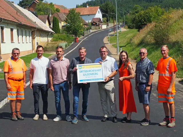 Werner Liebhart (Straßenmeisterei Dobersberg), Werner Glaser (NÖ Straßenbauabteilung Waidhofen/Thaya), Jochen Lintner (Leiter-Stv. NÖ Straßenbauabteilung Waidhofen/Thaya), 2. Präs. des NÖ Landtag Gottfried Waldhäusl , Bürgermeister Reinhard Ringl, Bundesrätin Viktoria Hutter, Norbert Pölzl (Leiter der Straßenmeisterei Dobersberg) und  Bernhard Riegler (Straßenmeisterei Dobersberg) | Foto: Land NÖ