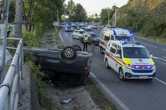 Das Unfallfahrzeug hat sich überschlagen. Der Hund ist derzeit noch abgängig. | Foto: Feuerwehr Krems an der Donau