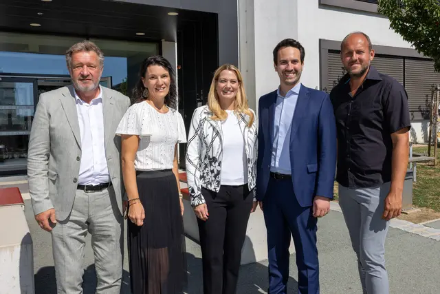 Bildungsdirektor Alfred Lehner, Carina Pinzker (Organisationsteam LuFC), Landesrätin Daniela Winkler, Bundesminister Christoph Wiederkehr und Daniel Karacsonyi (Organisationsteam LuFC) beim Besuch der Lern- und Feriencamps am Stützpunkt Oberwart. | Foto: Büro Landesrätin Winkler/Christoph Novak