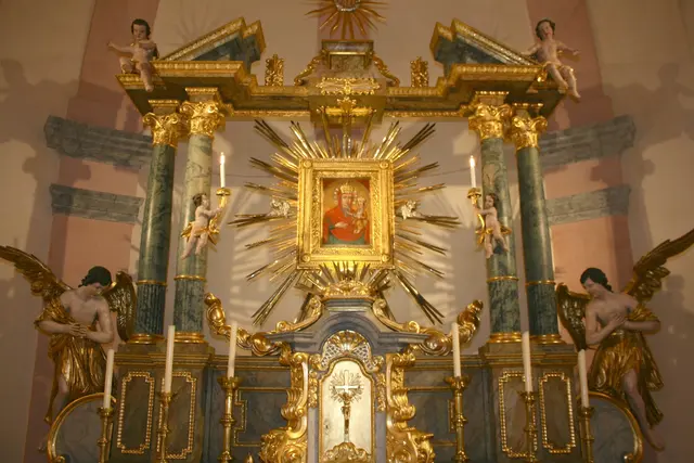 Das Gnadenbild auf dem Hochaltar in der Wallfahrtskirche Maria Bild ist eine Kopie des Gnadenbildes Maria Pötsch im Wiener Stephansdom. Die Art der Darstellung soll auf den Hl. Lukas zurückgehen. 