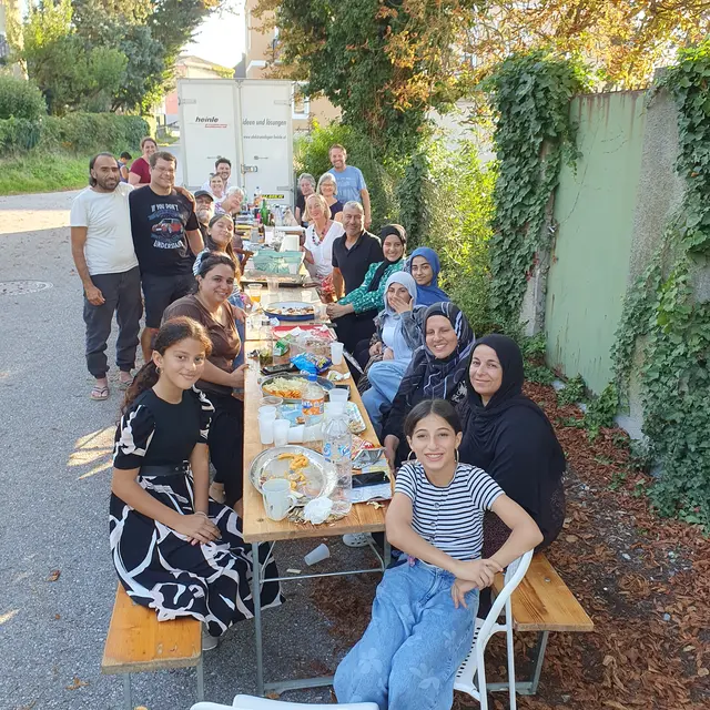 Wer wohnt da eigentlich in meiner Umgebung? Diese Frage beantworteten die Bewohner und Bewohnerinnen der ehemaligen Häuser der Zuckerfabrik beim ersten Grätzlfest in Kristein. | Foto: Käferböck-Stelzer