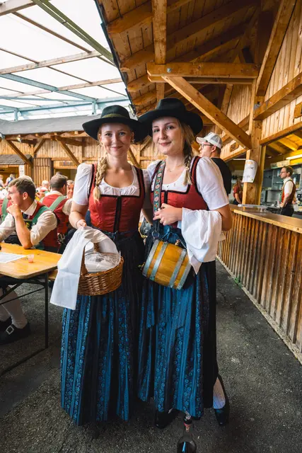 Marketenderinnen Katharina Schilcher und Elisabeth Kravanja | Foto: Pernsteiner